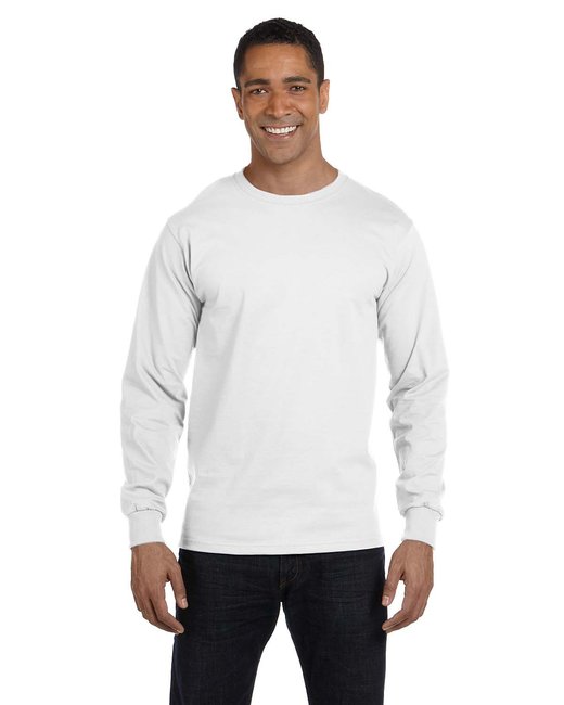 White gildan long sleeve shirt